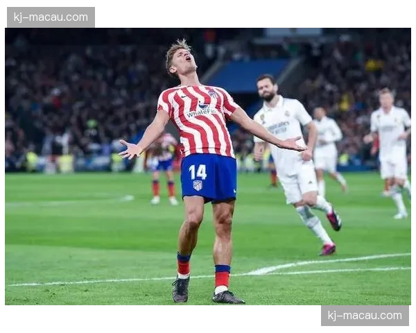 维特塞尔坐镇赫罗纳中场 传控体系掌控比赛节奏